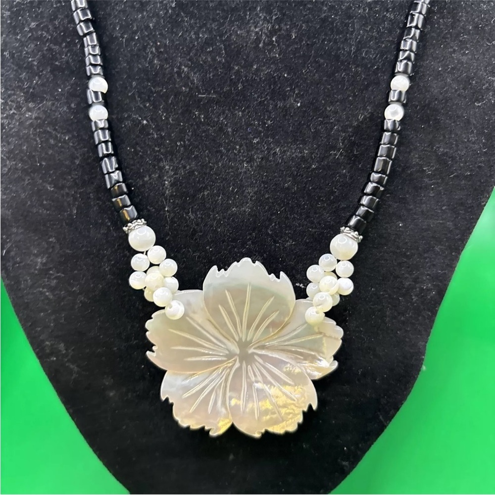Vintage Lee Sands Mother of Pearl Carved Floral Pendant Necklace - Picture 3 of 7